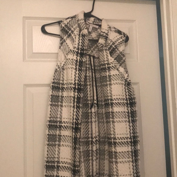 Black and White Sleeveless Sweater Vest - Picture 2 of 2